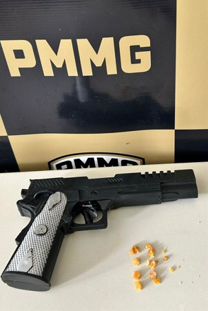 🚔 Polícia Militar prende autor com drogas e simulacro em Patrocínio!